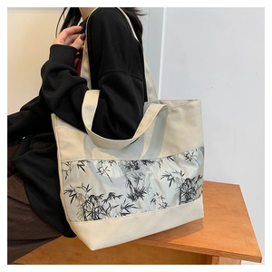 Sac cabas en toile avec imprimé bambou à l'encre porté par un mannequin en intérieur