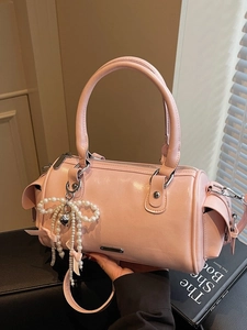 Borsa Boston rosa con ciondolo a fiocco di perle e tracolla argentata regolabile