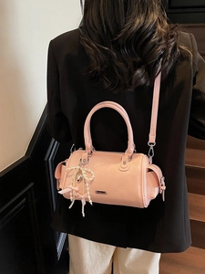 Borsa Boston da donna in pelle verniciata rosa con ciondolo a fiocco di perle e tracolla