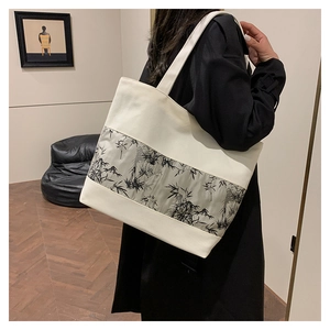 Détail porté épaule du sac cabas en toile avec motif bambou à l'encre de chine