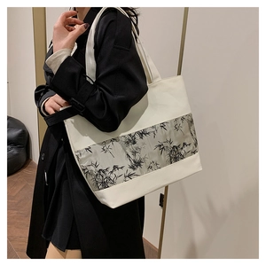 Détail d'un sac cabas en toile avec imprimé bambou et empiècement transparent