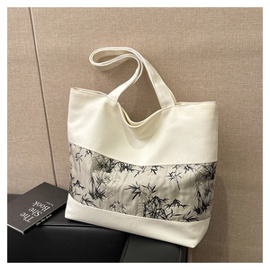 Gros plan de l'imprimé bambou à l'encre sur un grand sac cabas en toile beige style oriental
