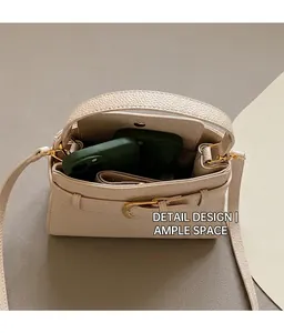 Vue de dessus du sac bandoulière en cuir blanc cassé montrant l'espace intérieur spacieux
