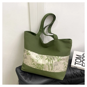 Détail du sac cabas en toile vert foncé avec motif de bambou chinois traditionnel