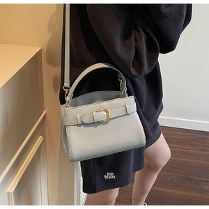 Vue de dessus du sac à main bleu clair avec motif litchi et boucle dorée élégante