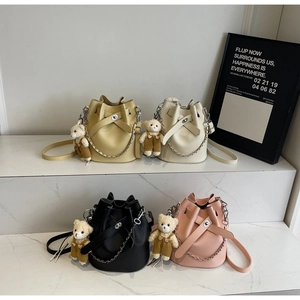 Litchi pattern bucket bags in four colors with metal chains and bear pendants on steps
