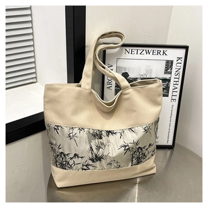 Détail du sac cabas en toile avec panneaux argentés et motif de bambou à l'encre de chine