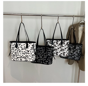 Dettaglio di grandi borse tote con stampe animalier come leopardo e mucca