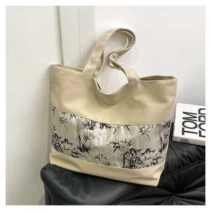 Détail du sac cabas en toile avec panneau en soie et peinture de bambou chinois