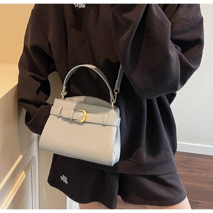 Détails du sac en cuir grainé bleu clair avec boucle dorée et poignée supérieure chic