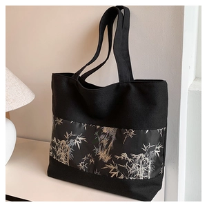 Détail du sac cabas noir avec imprimé bambou gris et texture en toile durable