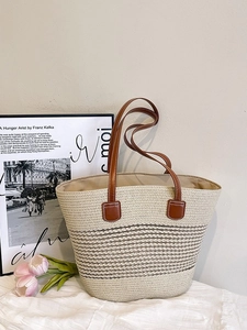 Borsa tote in paglia intrecciata con strisce marroni e manici in pelle per la spiaggia
