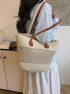 Borsa tote minimalista in paglia intrecciata con manici in pelle marrone per la spiaggia