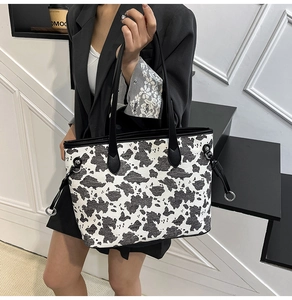 Dettaglio della grande borsa tote con stampa mucca bianca e nera e coulisse metallica