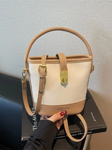 Sac seau chic beige et kaki à texture litchi avec des finitions dorées pour femmes