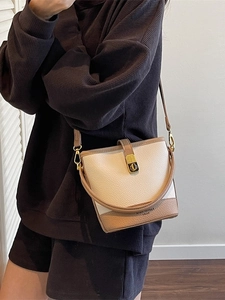 Sac seau chic beige et marron avec fermoir tournant doré et longue bandoulière
