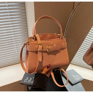 Vue détaillée du sac à main rose grainé avec des boucles en métal doré élégantes