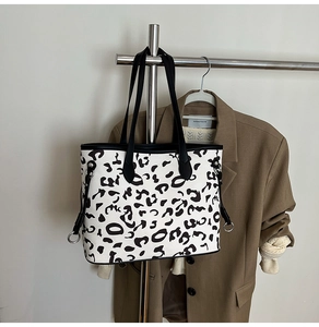 Dettaglio di una borsa tote grande con stampa animalier in bianco e nero su supporto in metallo