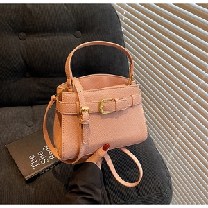 Sac à main rose en cuir grainé avec boucle dorée et bandoulière réglable pratique