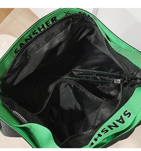 Vue intérieure du grand sac de voyage noir avec poches et sangle SANSHER verte