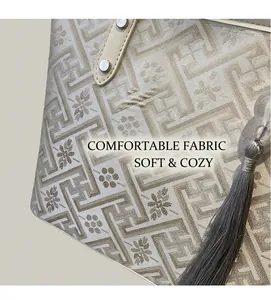 Vista dettagliata del tessuto jacquard con motivi retrò e ciondolo a nappa grigio borsa