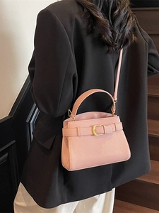Sac à main rose pour femme en cuir grainé avec détails dorés et bandoulière réglable