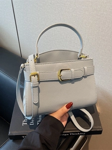 Petit sac à main carré gris clair en cuir grainé avec boucle dorée élégante