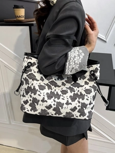 Borsa tote capiente con motivo mucca manici in pelle e anello in metallo per tutti i giorni