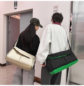 Deux sacs bandoulière minimalistes à grande capacité avec double poches avant sur modèles