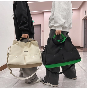 Double vue de grands sacs cabas en toile beige et noir portés par des mannequins