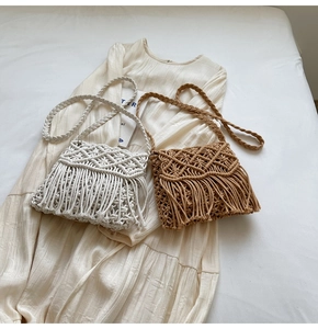 Détail du sac à bandoulière tissé bohème avec texture géométrique et longues franges