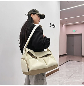 Vue détaillée du grand sac fourre-tout en toile avec poches à rabat et bandoulière large