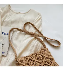 Gros plan sur un sac bandoulière en paille macramé fait main avec sangle tressée