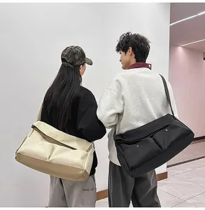 Sac messager de grande capacité avec deux poches avant dans un décor moderne de style