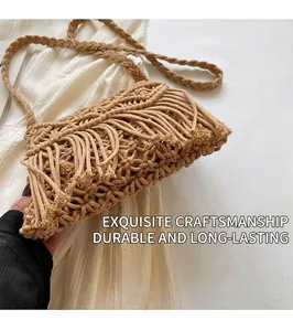 Gros plan détaillé du sac à franges tissé à la main avec des motifs de nœuds bohèmes