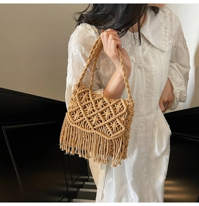 Détail du sac à main macramé beige bohème avec de jolies franges longues élégantes