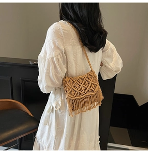 Détail d'un sac macramé beige avec tissage en losange et longues franges sur un modèle