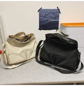 Deux grands sacs bandoulière en nylon noir et beige avec poches de style utilitaire