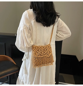 Détails du sac bandoulière en paille avec tissage en losange et longues franges