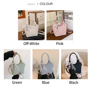 Vue détaillée de sacs seaux tissés en coloris beige, rose, vert, bleu et noir