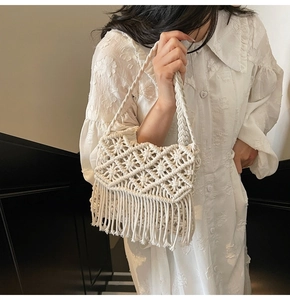 Détail du sac bohème en macramé avec des nœuds complexes et de longues franges