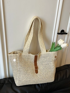Sac fourre-tout en paille tissée beige avec lanière en cuir brun et tulipes blanches