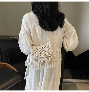 Détail du sac Macramé beige fait main avec de longues franges et bandoulière tissée