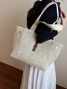 Grand sac cabas en paille tressée beige avec lanière en cuir marron et boucle métal