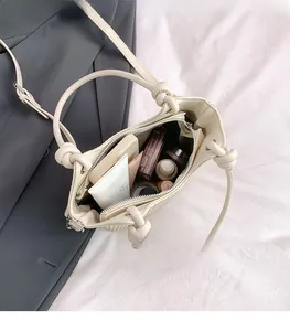 Vue intérieure montrant la grande capacité du sac seau beige avec poignée nouée