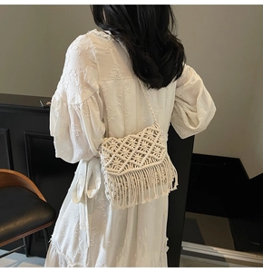 Détail du sac en macramé bohème avec motif en losange et longues franges élégantes