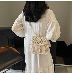 Vue détaillée du sac tissé crème fait main avec franges bohèmes et motifs en losanges