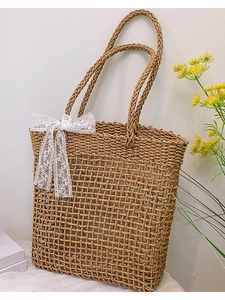 Grande borsa a spalla in paglia intrecciata con fiocco in pizzo bianco e design a rete