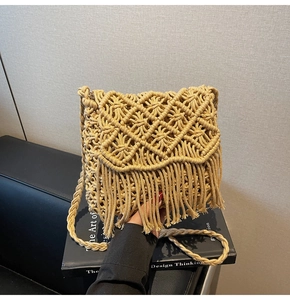 Détail d'un sac en paille macramé fait main avec textures losanges et longues franges