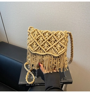 Détail du sac bandoulière en paille tissé main avec texture mosaïque et franges